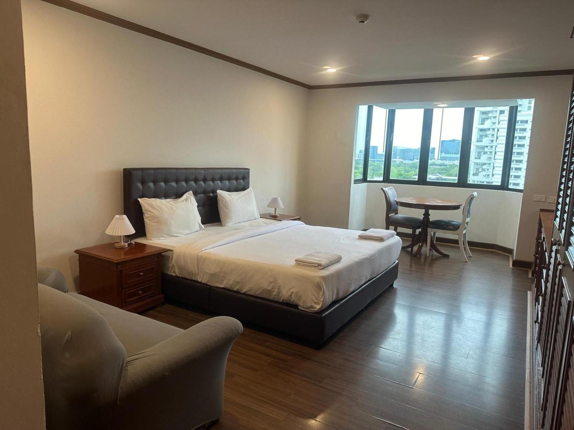 Affordable Serviced Apartments In Nana Omni Tower - Prime Sukhumvit Location Bangkok Exterior foto
